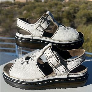 🏴󠁧󠁢󠁥󠁮󠁧󠁿 Vintage Dr. Martens MIE Chunky Sandals with Flower Cutout UK 4 🌺
